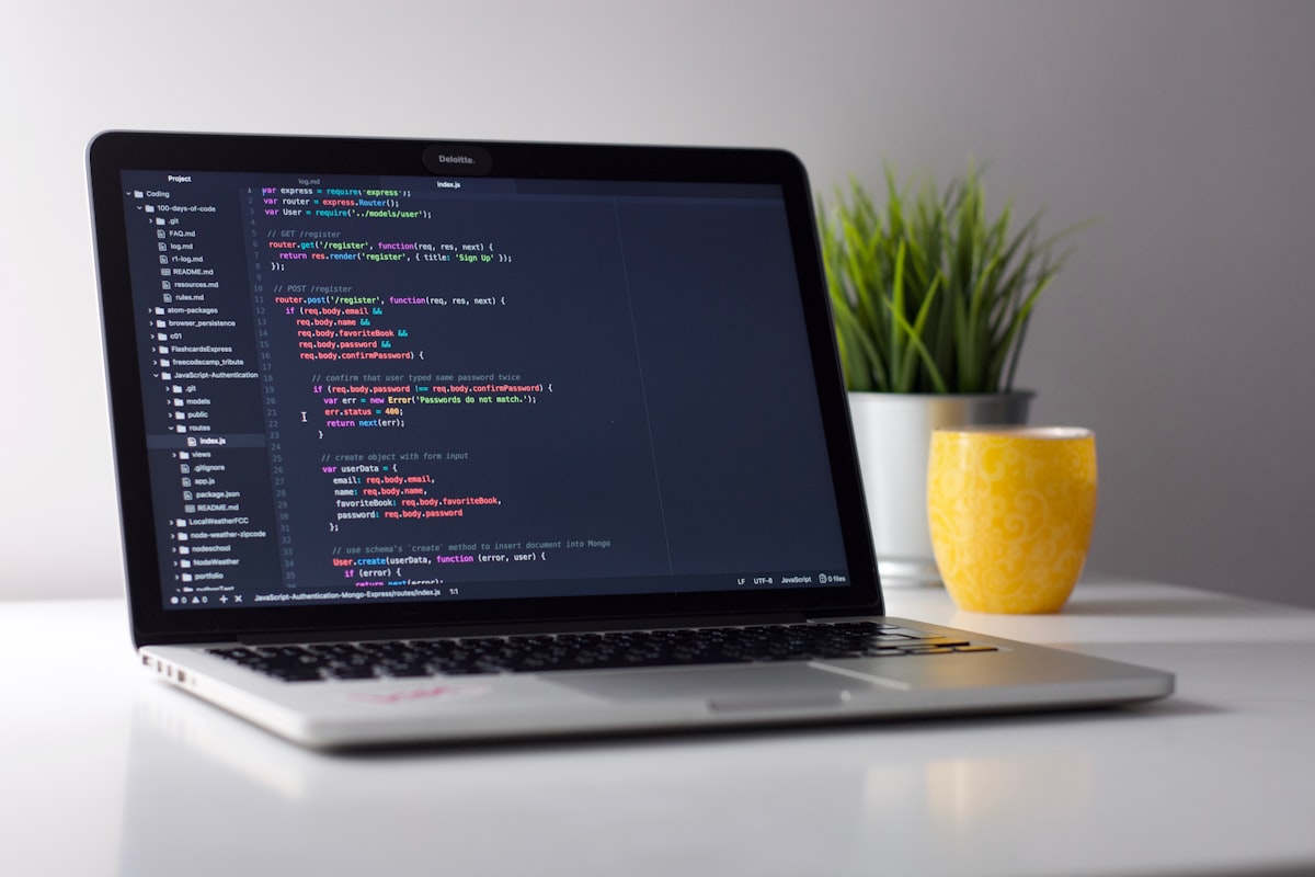 Le code, longtemps rare, devient une ressource abondante Un ordinateur portable affichant du code source, posé sur un bureau épuré